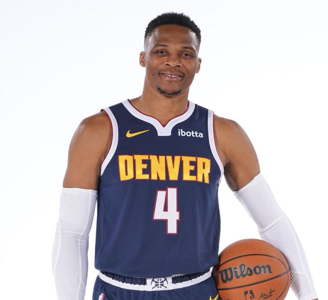 在缺少两名 在缺少两名